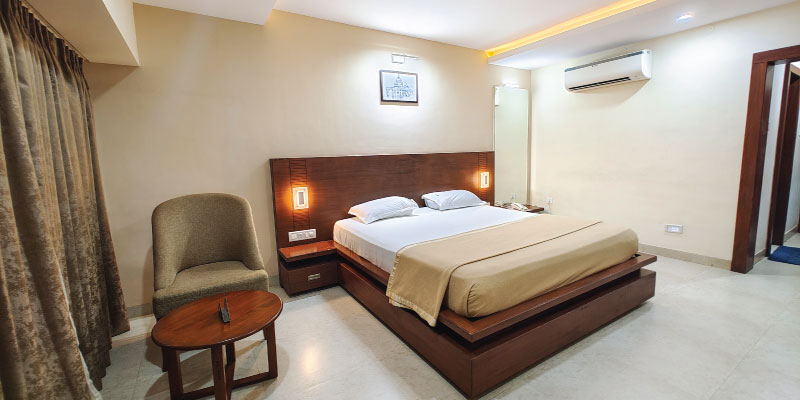 Executive Room /website/images/rooms/room-with-deck/room-with-deck-1.jpg