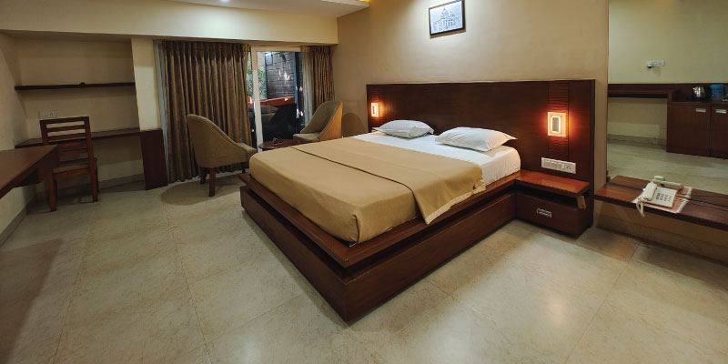 Executive Room /website/images/rooms/room-with-deck/room-with-deck-5.jpg